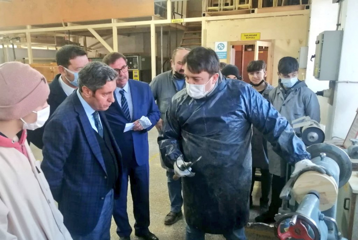 Meslek Liseliler Hem Çalışıyor Hem Okuyor Hem de Ailelerine Katkı Sunuyor