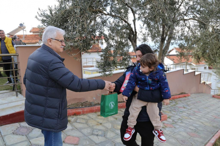 Başkan Deveciler Burhaniye'ye Gelen Depremzedeleri Ziyaret Etti