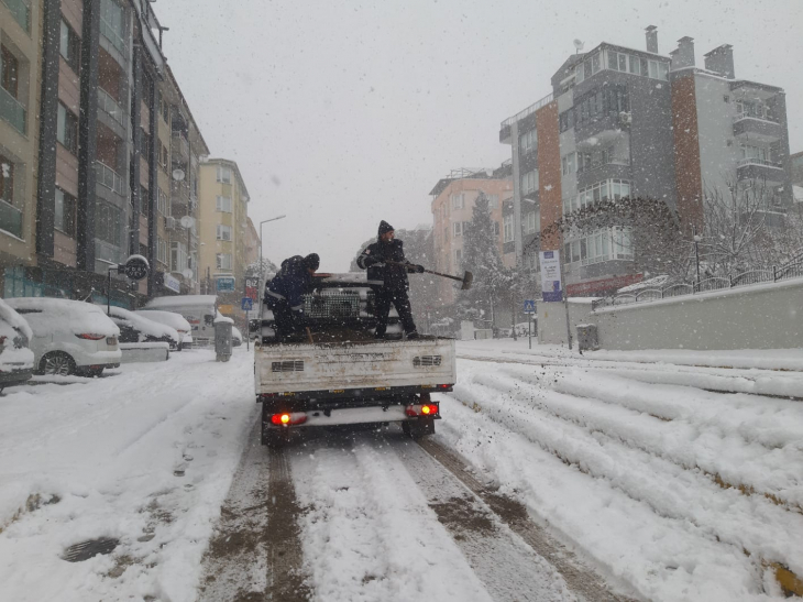 Karesi'de Karla Mücadele Çalışmaları Sürüyor