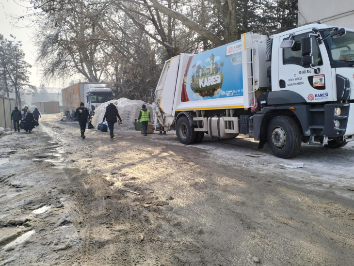 Karesi Belediyesi Temizlik Ekibi Deprem Bölgesinde