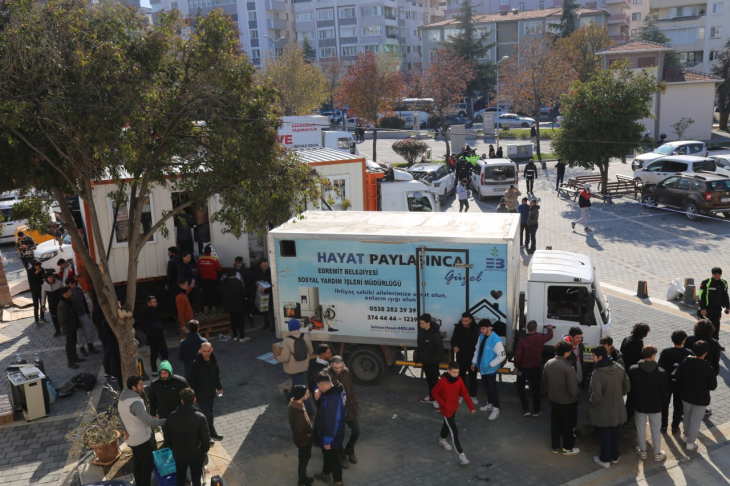 Edremit'ten Üç Günde 17 Tır Yardım Gönderildi