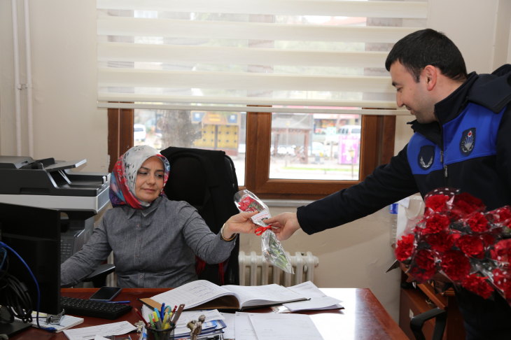 İvrindi Belediyesi 8 Mart'ı Anlamlı Ziyaretlerle Kutladı