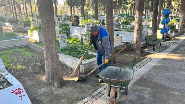 Burhaniye'nin Mezarlıklarında Periyodik Bakım Yapılıyor