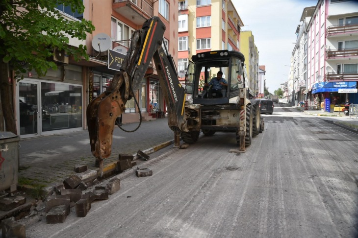 Karesi ve Altıeylül'de Büyükşehir'den tam gaz asfalt